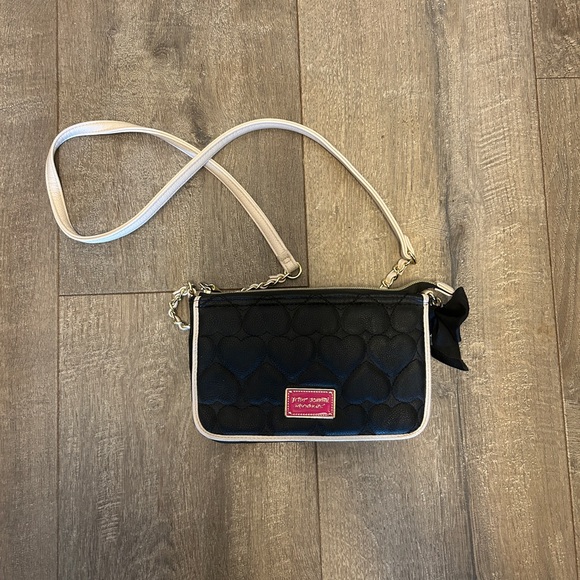 Betsey Johnson New York, N.Y. Crossbody black Handbag hearts - Picture 2 of 3